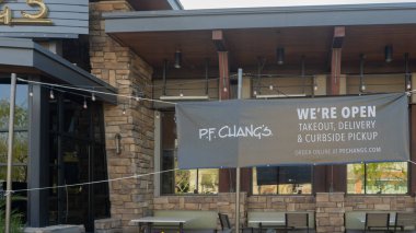 Phoenix / Scottsdale, Az / USA - Merkezi Scottsdale 'de bulunan 3.26.20 P.F Changs, AZP içerideki yemeklerin kapanışı sırasında dağıtım / servis / servis / servis-thru' ya geçti.