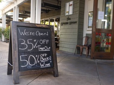 Phoenix / Scottsdale, Az / USA - 3.26.20 Phoenix ve Scottsdale restoranları, Coronavirus salgınını atlatmak için dağıtım / paket / servis-thru 'ya giderken anlaşma öneriyorlar.