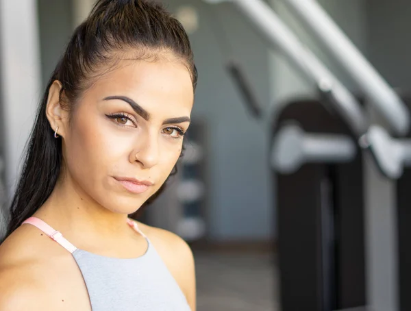 Attraente Modello Fitness Latina Lavorando Fuori — Foto Stock