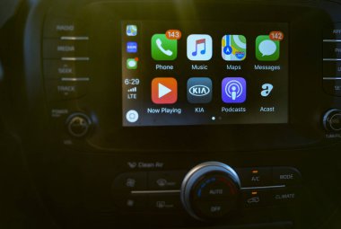 Phoenix, Az-USA 8.14.19: Apple Carplay Kia Soul araç gösterge panelinde. CarPlay iPhone ile kontrol edilen bir Apple uygulamasıdır..