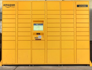 Phoenix, Az, ABD 8.12.19: Amazon müşterileri tarafından posta siparişi malları için bir toplama noktası olarak kullanılabilecek bir Amazon Dolabı.