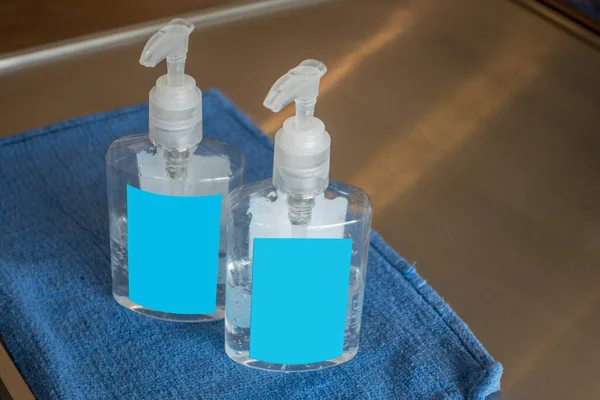 Hand Sanitizer Flaskor Tillgängliga Vid Inträde — Stockfoto