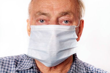 Covid-19, Corona Virüsü korkusuyla tıbbi maske takan kıdemli yaşlı adam..