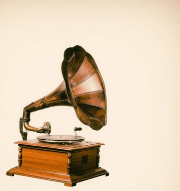 Vinil plaklı klasik gramofon çalar. 