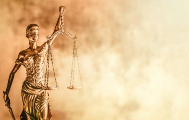 Hukuk bürosu afişi konsept resmi, arka planda hukuk kitapları olan adalet terazisi.  