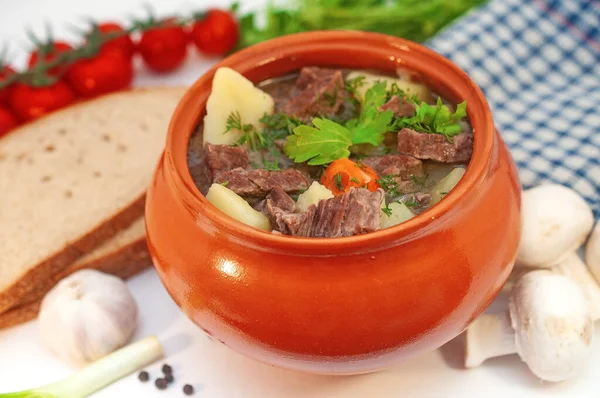 Biftek ve patatesle birlikte tencerede kızart.