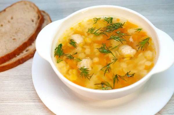 Zuppa di pollo con polpette e pasta in tavola — Foto Stock