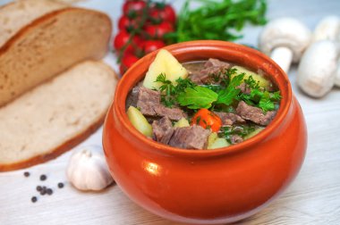 Biftek ve patatesle birlikte tencerede kızart.