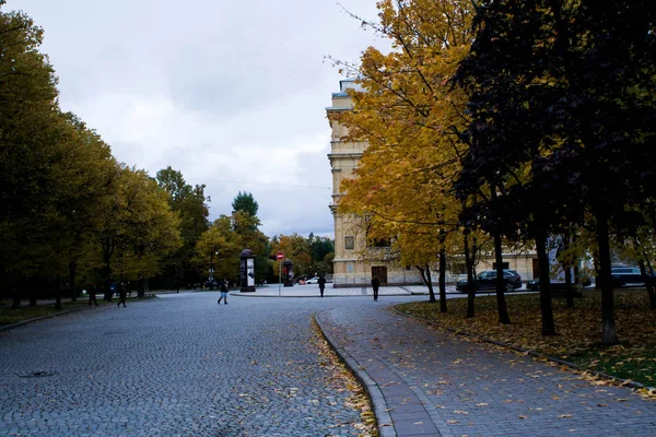 Saint-Petersburg, Rusya - 4 Ekim 2019: İnsanlar St. Petersburg Müzik Salonu yakınlarındaki sonbahar parkında yürüyor