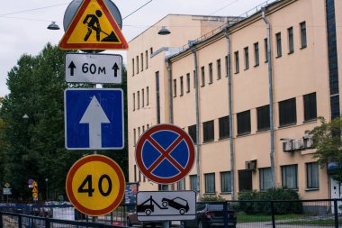 Saint-Petersburg, Rusya 'da bir caddede yol çalışması tabelaları hizalanmış.