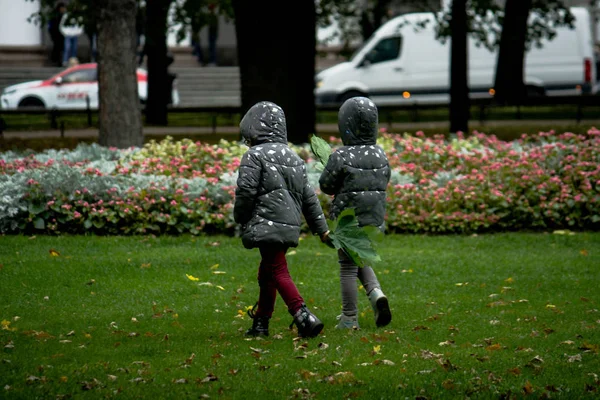 Criancinhas Giras Brincando Juntas Melhores Amigos Irmãos Criança Juntos Natureza — Fotografia de Stock