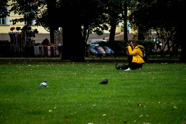 Attraktiv Ung Kvinna Fotografering Med Professionell Kamera Utomhus Parken Sankt — Stockfoto