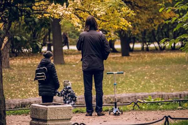 Mor Och Far Leker Med Son Barn Höstparken Centrum Staden — Stockfoto