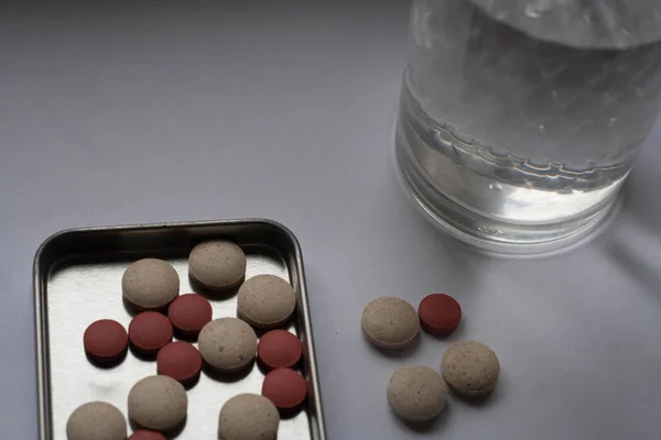 Punhado Pílulas Bege Vermelho Aço Tablet Caixa Mesa Lado Copo — Fotografia de Stock