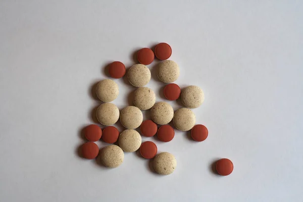 Punhado Pílulas Bege Vermelho Fundo Branco — Fotografia de Stock