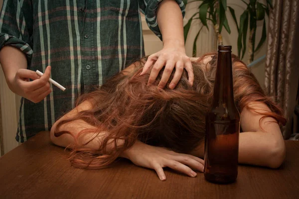 Inadequate Drunk Man Cigarette Punishing His Family While Being Home — Stock Photo, Image