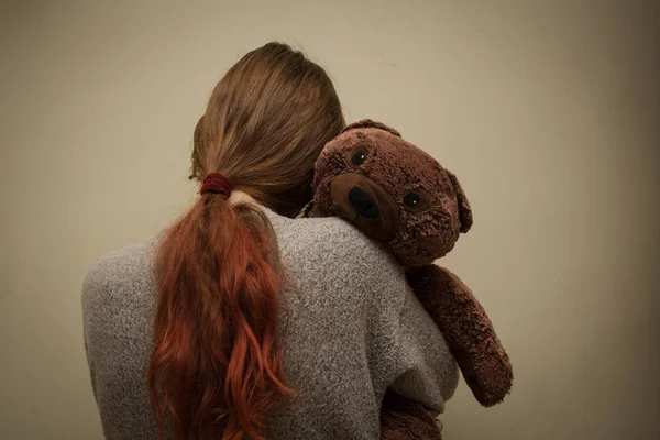 Trauriges Mädchen Mit Teddybär Der Ecke Konzept Zur Häuslichen Gewalt — Stockfoto