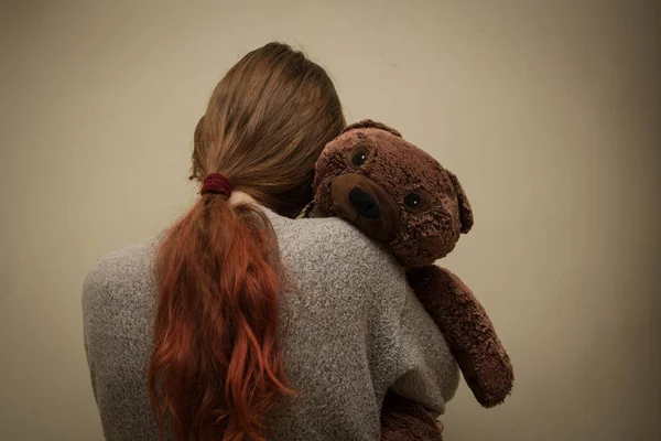 Λυπηρό Κορίτσι Αρκουδάκι Στέκεται Στη Γωνία Έννοια Της Ενδοοικογενειακής Βίας Royalty Free Φωτογραφίες Αρχείου