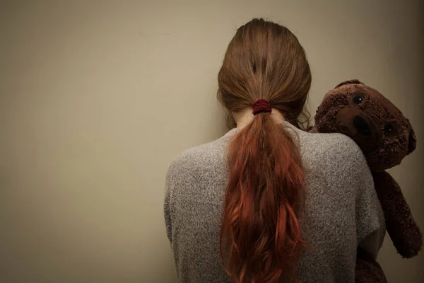 Λυπηρό Κορίτσι Αρκουδάκι Στέκεται Στη Γωνία Έννοια Της Ενδοοικογενειακής Βίας Φωτογραφία Αρχείου