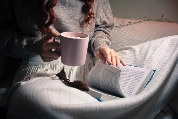 Menina Bebe Cacau Com Marshmallow Xícara Rosa Livro Com Folha — Fotografia de Stock