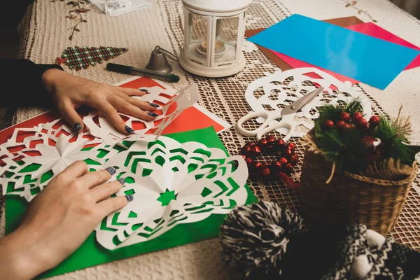 Mädchen Schneidet Schneeflocken Aus Papier Weihnachten Oder Neujahr Feiern Weißes — Stockfoto