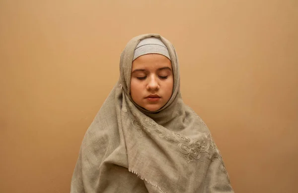 Bela mulher muçulmana do Oriente Médio com olhos fechados — Fotografia de Stock