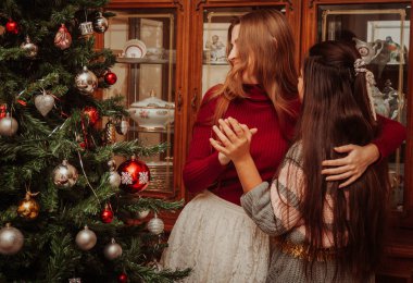 İki kız Noel ağacı süsleme