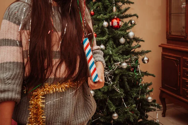 Teenage girl holding Christmas gift — Stockfoto