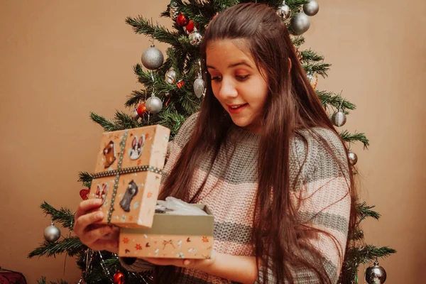Девочка-подросток держит рождественский подарок — стоковое фото