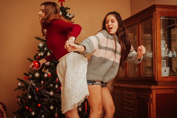 Две девушки празднуют Рождество — стоковое фото