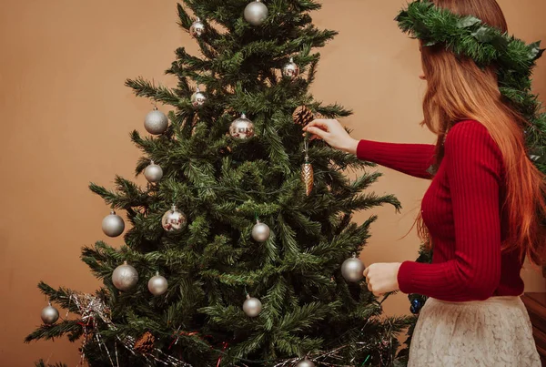 Κορίτσι διακόσμηση το χριστουγεννιάτικο δέντρο Royalty Free Φωτογραφίες Αρχείου