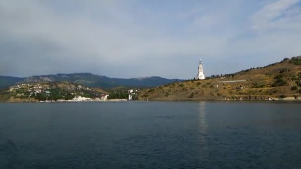 Región Alushta Crimea Agosto 2019 Barco Aleja Iglesia Faro San — Vídeos de Stock