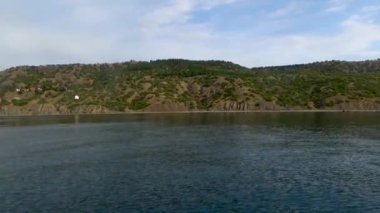 Sudak bölgesi, Kırım - 15 Ağustos 2019: Bulutlu bir yaz gününde Sudak kasabası yakınlarındaki Kırım Yarımadası 'ndan geçen bir gemiden görüntü