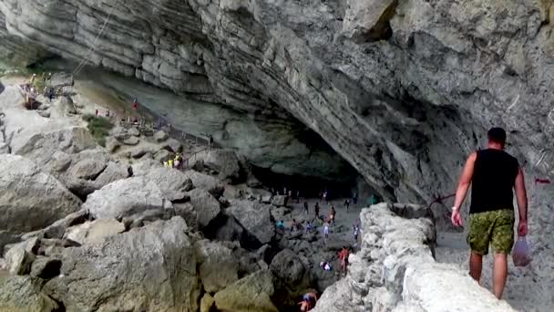 Sudak Region Krym Sierpnia 2019 Turyści Schodzą Groty Shalyapin Szlaku — Wideo stockowe