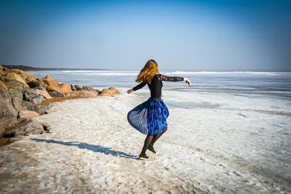 Fille danse sur la couverture d'eau gelée de la mer du Nord — Photo