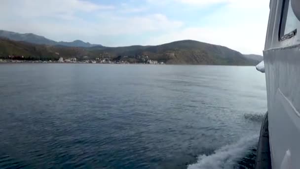 Vista Navio Que Passa Península Crimeia Município Perto Sudak Dia — Vídeo de Stock