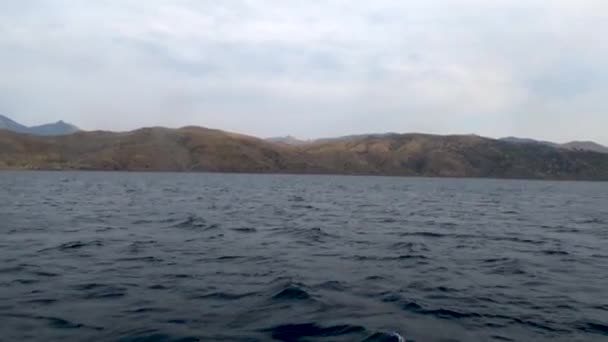Widok Przechodzącego Statku Półwyspie Krymskim Pobliżu Miasta Sudak Pochmurny Letni — Wideo stockowe