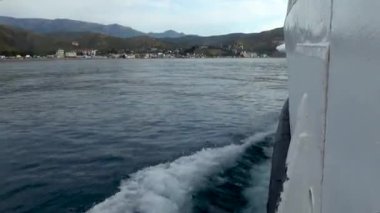 Kırım Yarımadası 'ndan geçen bir gemiden ve bulutlu bir yaz gününde Sudak yakınlarındaki bir kasabadan görüntüler.