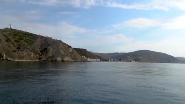 在多云的夏日 从克里米亚半岛上的一艘路过的船和苏达克附近的一个小镇上看到的景象 — 图库视频影像