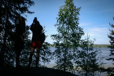 Vyborg, Rusya - 13 Haziran 2015: Mon Repos Park 'taki Vyborg Körfezi' nin arka planında kızlar selfie çekiyor