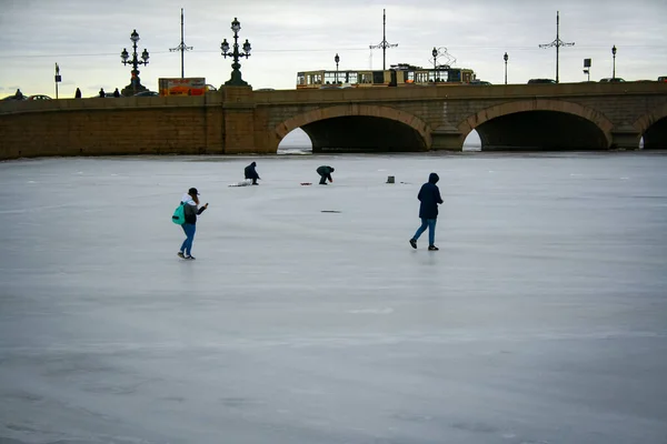 러시아 상트페테르부르크 2019 트리니티 브리지 근처의 얼음으로 건너는 사람들 겨울철 — 스톡 사진