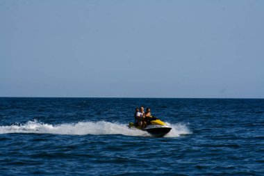 Alushta, Kırım - 11 Ağustos 2019: Karadeniz kıyısında Güneybatı Kırım açıklarında jet ski süren insanlar