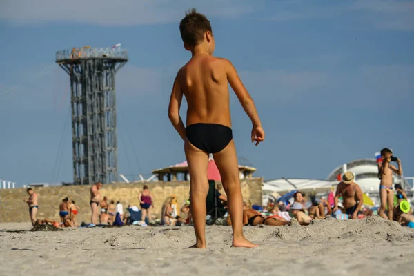 Eefpatoria Crimea Aug 2019 소년은 여름날 자신감 자세로 해변에 — 스톡 사진