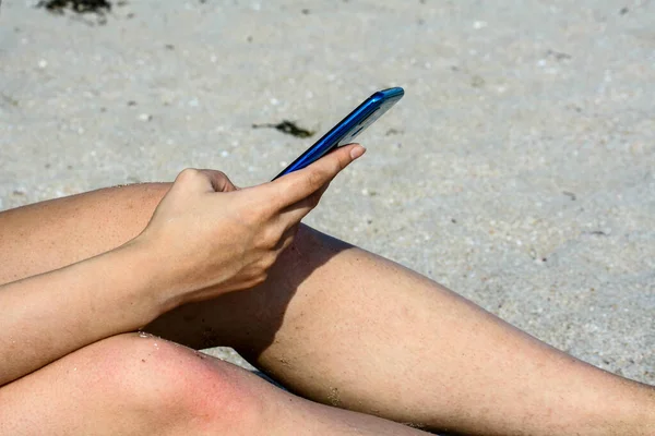 Рука Девушки Использующей Смартфон Пляже Крупным Планом — стоковое фото