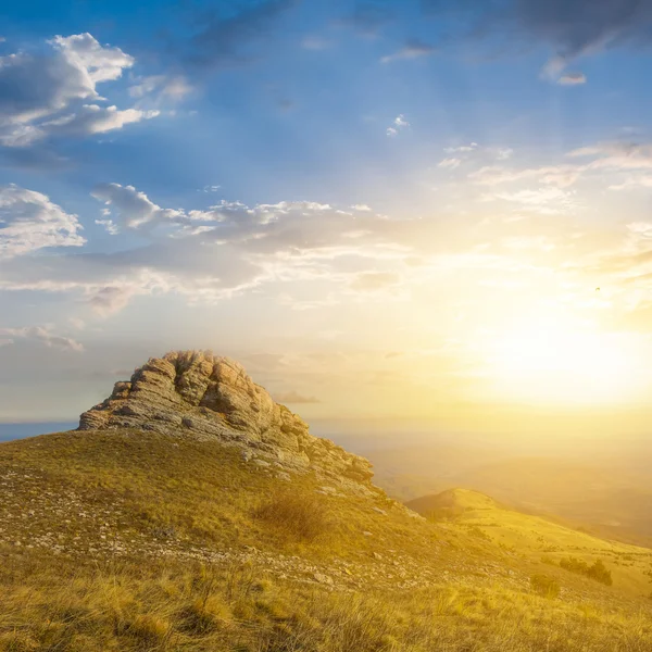 Taşlı tepe olay yerinde günbatımı — Stok fotoğraf