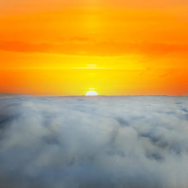 Dramatic sunset above a dense cloudy sky — Stock Photo, Image