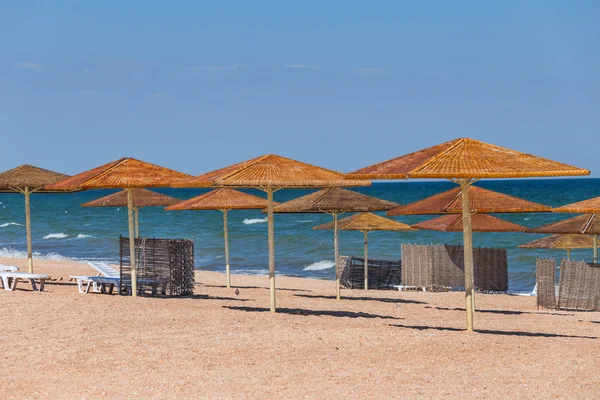 Sombrilla en una playa de mar — Foto de Stock