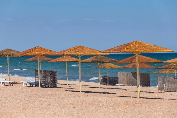 Guarda-sol em uma praia do mar — Fotografia de Stock