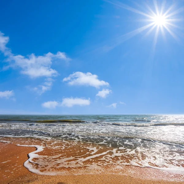 Mare caldo spiaggia estate paesaggio — Foto Stock