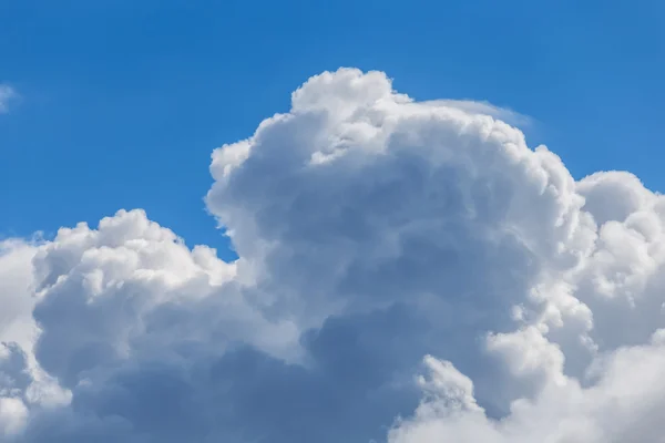 Azul denso céu nublado fundo — Fotografia de Stock